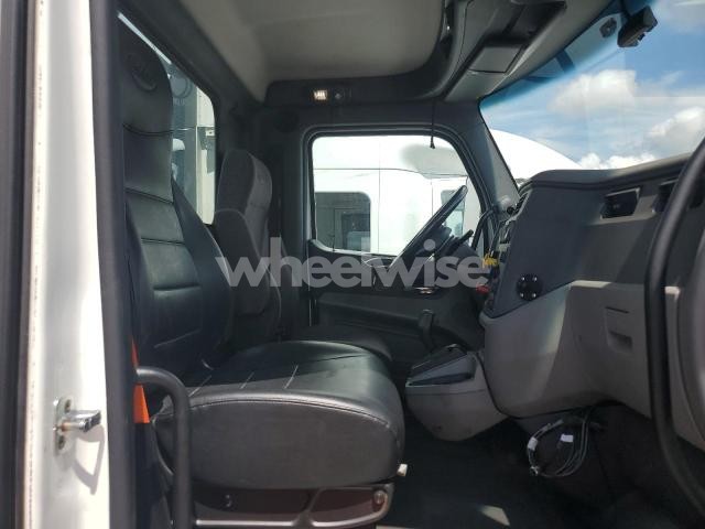 Photo 10 of 2016 PETERBILT 579 SEMI TRUCK N/A (VIN 1XPBD49X1GD360609)