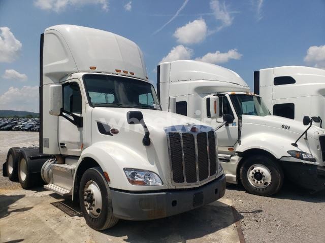 Photo 5 of 2016 PETERBILT 579 SEMI TRUCK N/A (VIN 1XPBD49X1GD360609)