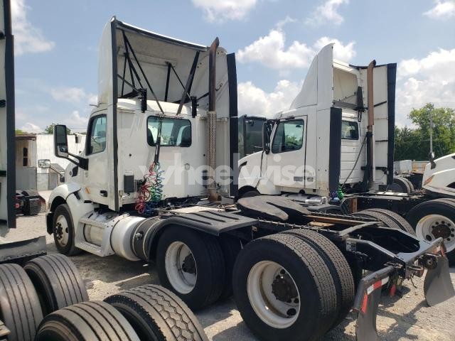 Photo 8 of 2016 PETERBILT 579 SEMI TRUCK N/A (VIN 1XPBD49X1GD360609)