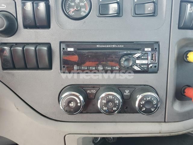 Photo 9 of 2016 PETERBILT 579 SEMI TRUCK N/A (VIN 1XPBD49X1GD360609)