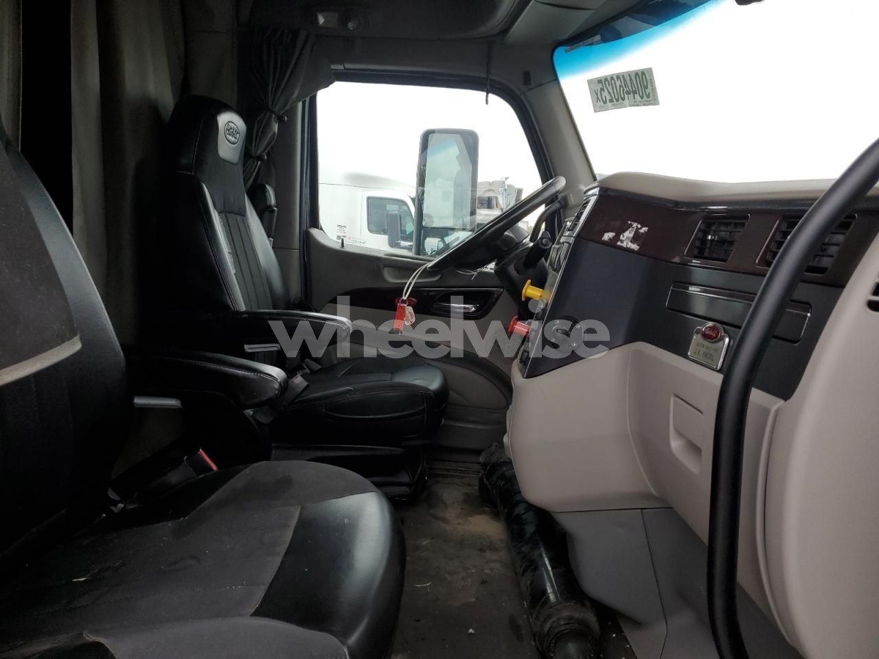 Photo 5 of 2019 PETERBILT 579 SEMI TRUCK (VIN 1XPBD49X3KD631078)