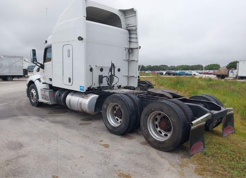 Photo 3 of 2014 Peterbilt 579 N/A (VIN 1XPBD49X4ED220423)
