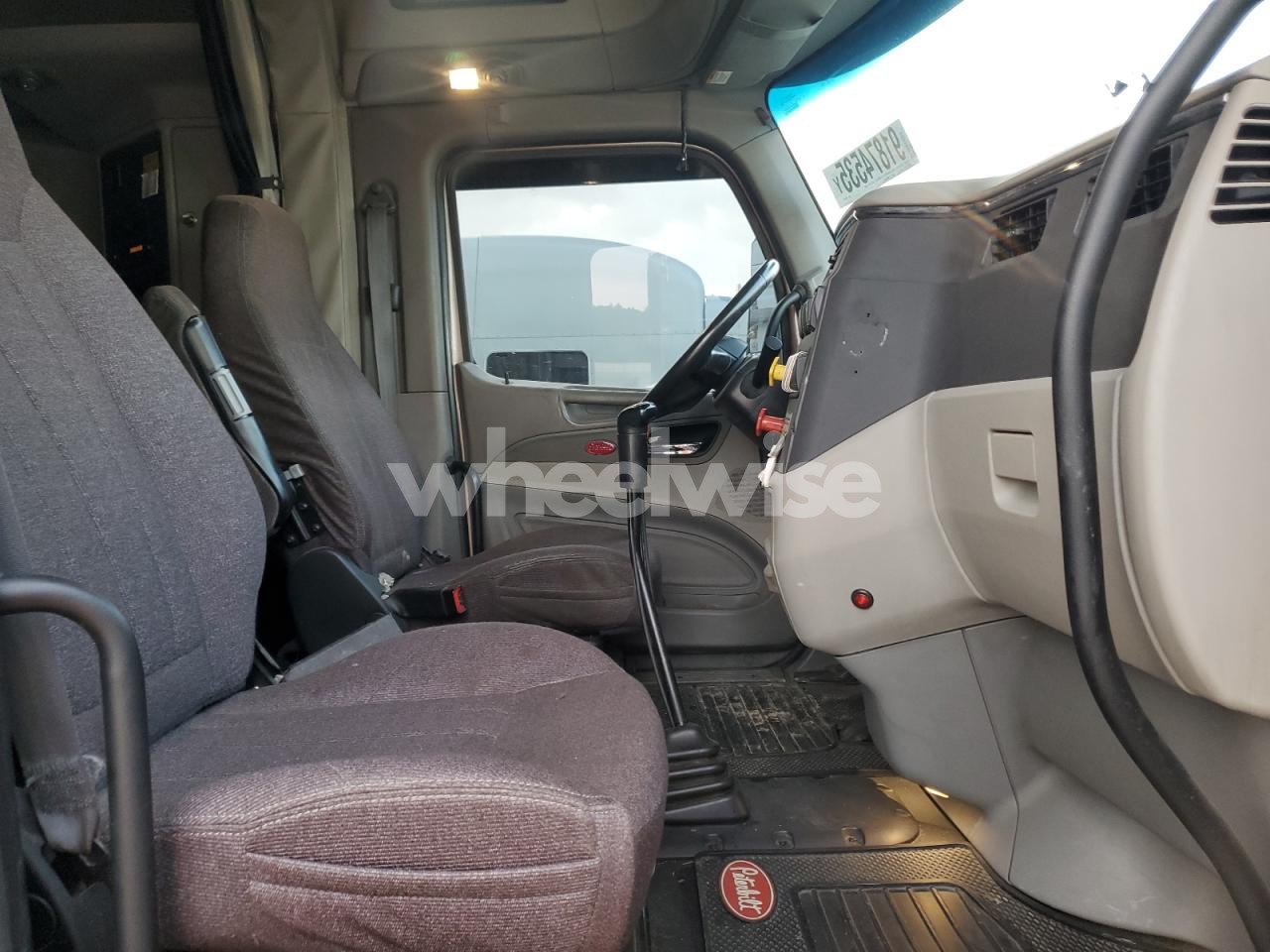 Photo 5 of 2019 PETERBILT 579 SEMI TRUCK (VIN 1XPBD49X8KD482084)