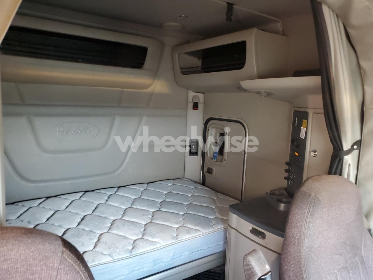 Photo 6 of 2019 PETERBILT 579 SEMI TRUCK (VIN 1XPBD49X8KD482084)