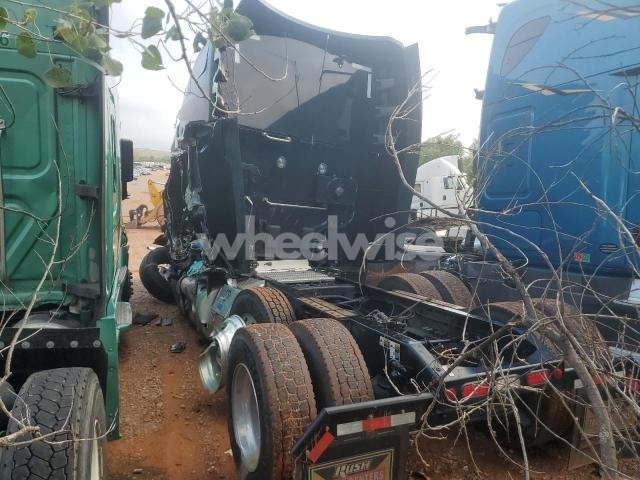 Photo 2 of 2025 PETERBILT 579 SEMI TRUCK N/A (VIN 1XPBD49X8SD715526)