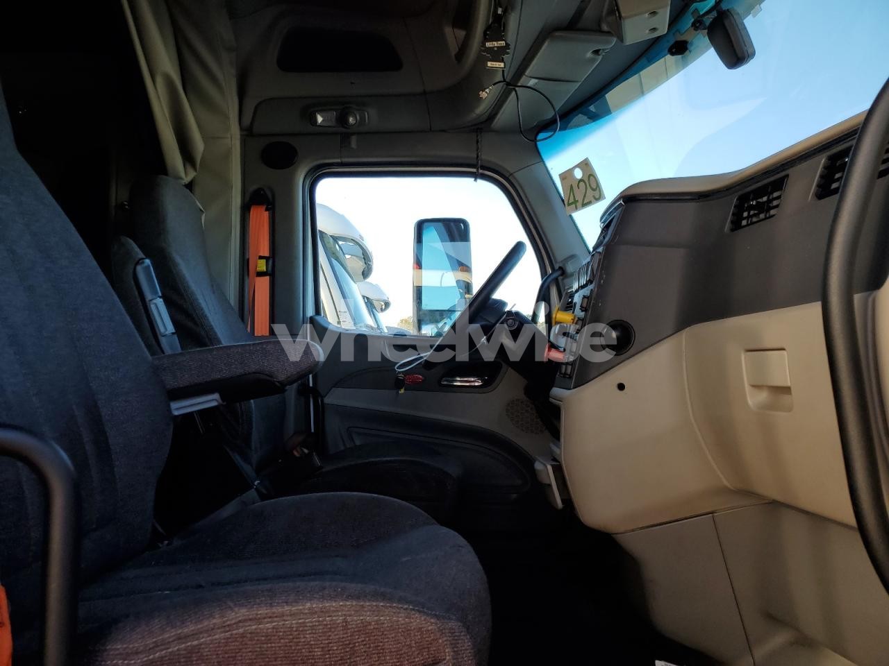 Photo 5 of 2019 PETERBILT 579 SEMI TRUCK N/A (VIN 1XPBDP9X5KD234909)