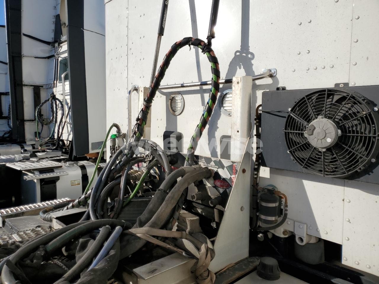 Photo 6 of 2019 PETERBILT 579 SEMI TRUCK N/A (VIN 1XPBDP9X5KD234909)