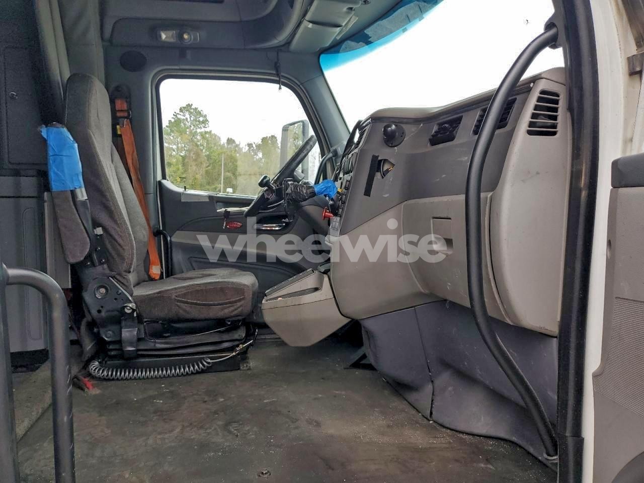 Photo 5 of 2017 PETERBILT 579 SEMI TRUCK (VIN 1XPBDP9X6HD359698)