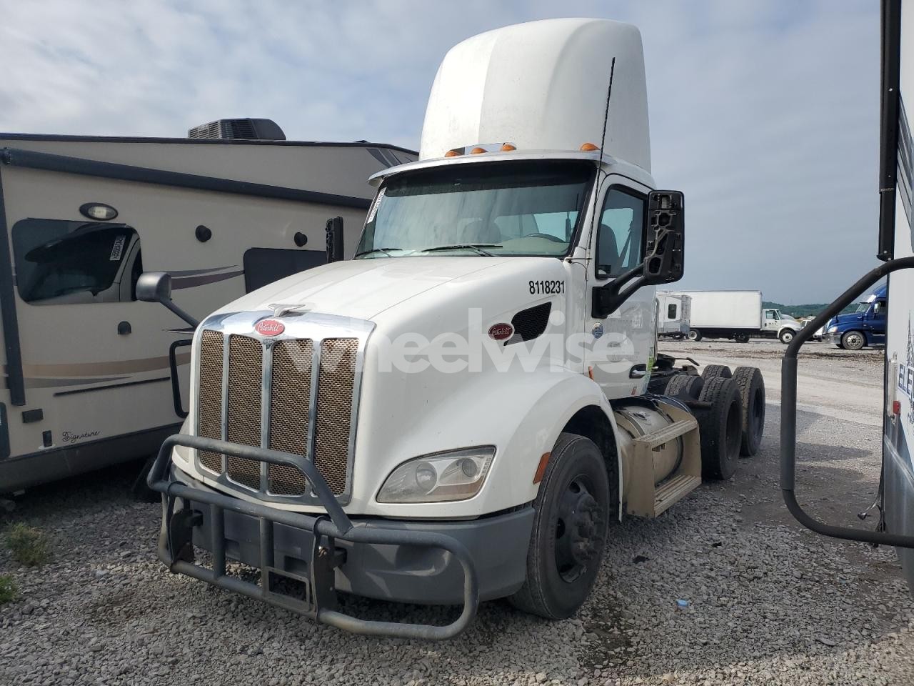Photo 2 of 2018 PETERBILT 579 SEMI TRUCK N/A (VIN 1XPBDP9X7JD473196)