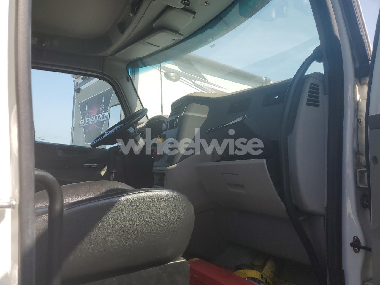 Photo 5 of 2018 PETERBILT 579 SEMI TRUCK N/A (VIN 1XPBDP9X7JD473196)