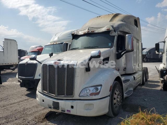 Photo 3 of 2022 PETERBILT 579 SEMI TRUCK N/A (VIN 1XPBDP9X9ND771867)