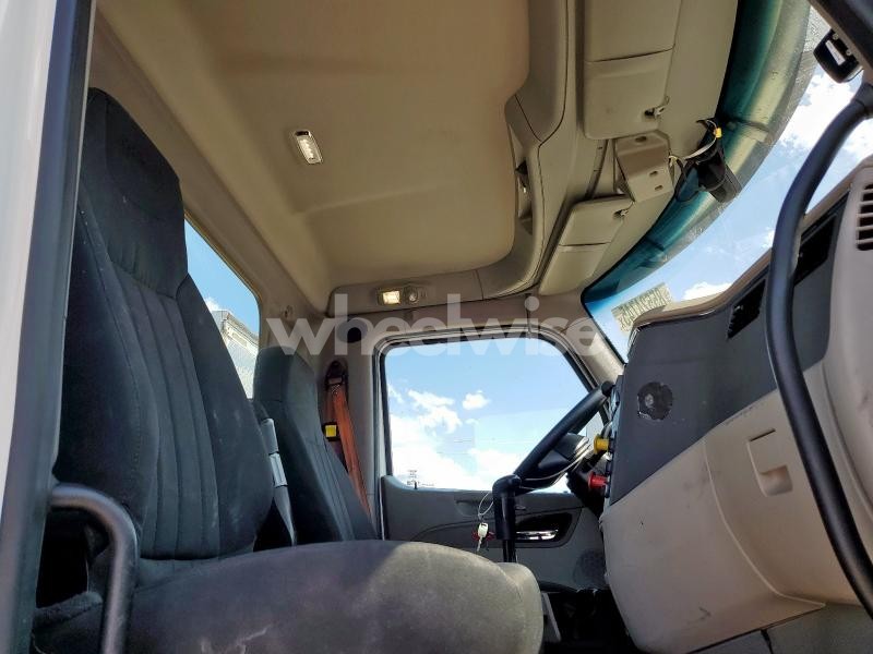 Photo 2 of 2018 PETERBILT TRACTOR 567 N/A (VIN 1XPCDP9X9JD490814)