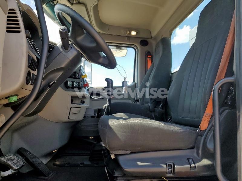 Photo 4 of 2018 PETERBILT TRACTOR 567 N/A (VIN 1XPCDP9X9JD490814)