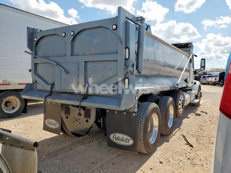 Photo 7 of 2018 PETERBILT TRACTOR 567 N/A (VIN 1XPCDP9X9JD490814)