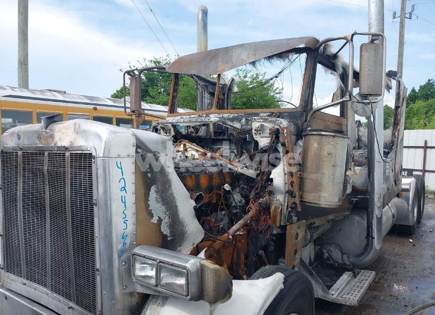 Photo 2 of 2005 Peterbilt 378 N/A (VIN 1XPFDB9X55D864549)