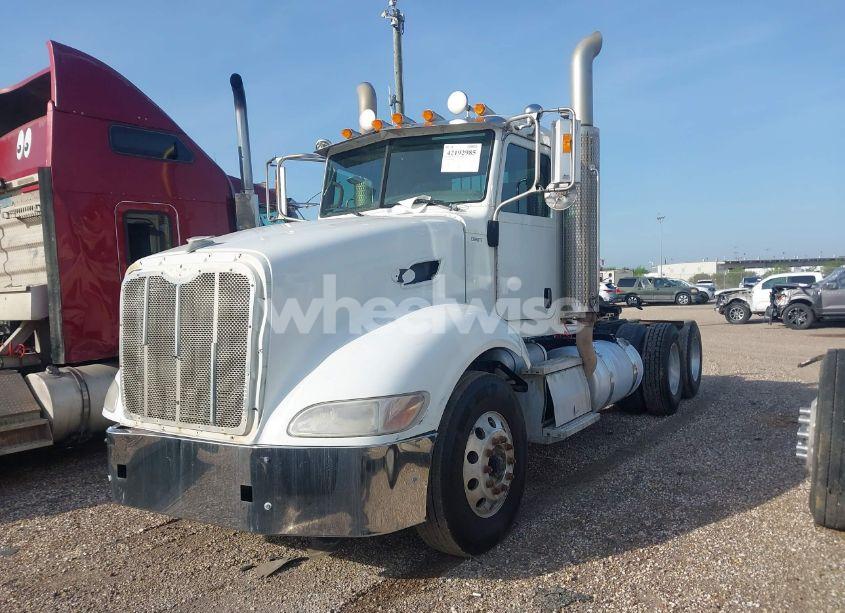 Photo 2 of 2008 Peterbilt 386 N/A (VIN 1XPHD09X08D753585)