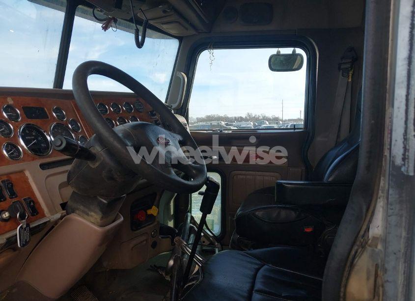 Photo 5 of 2006 Peterbilt 386 N/A (VIN 1XPHDB9X86N647811)