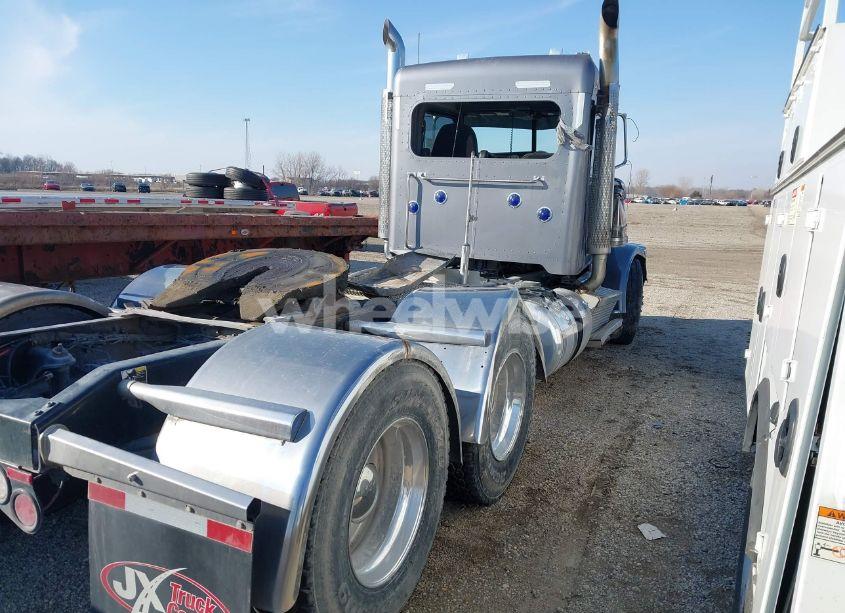 Photo 3 of 2022 Peterbilt 389 (VIN 1XPXD49X4ND809879)