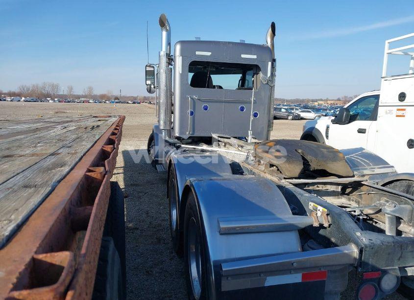 Photo 4 of 2022 Peterbilt 389 (VIN 1XPXD49X4ND809879)