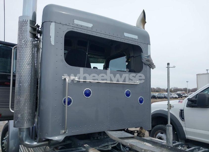 Photo 7 of 2022 Peterbilt 389 (VIN 1XPXD49X4ND809879)