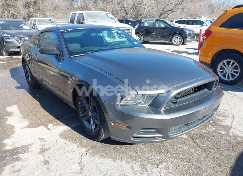 2013 Ford Mustang V6 (VIN 1ZVBP8AM0D5235962) main photo