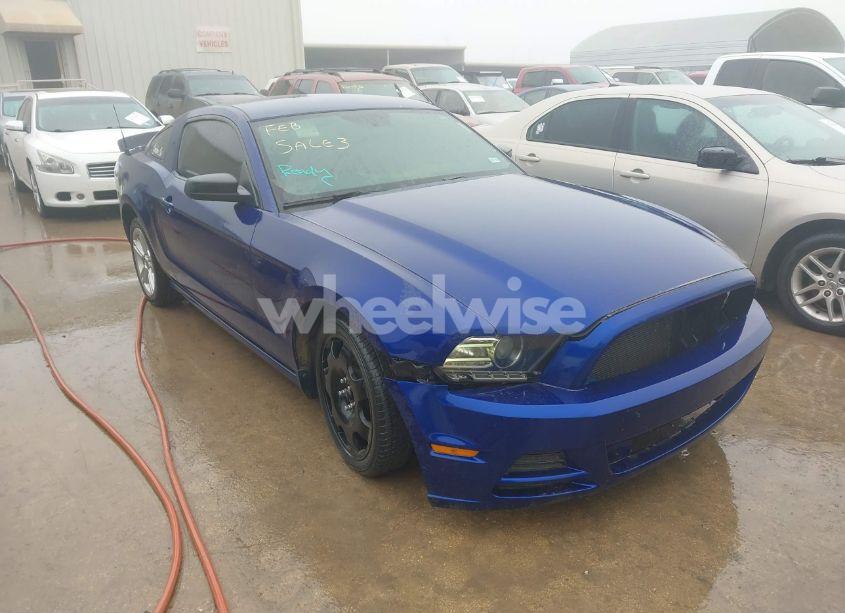 2014 Ford Mustang V6 (VIN 1ZVBP8AM0E5326814) main photo