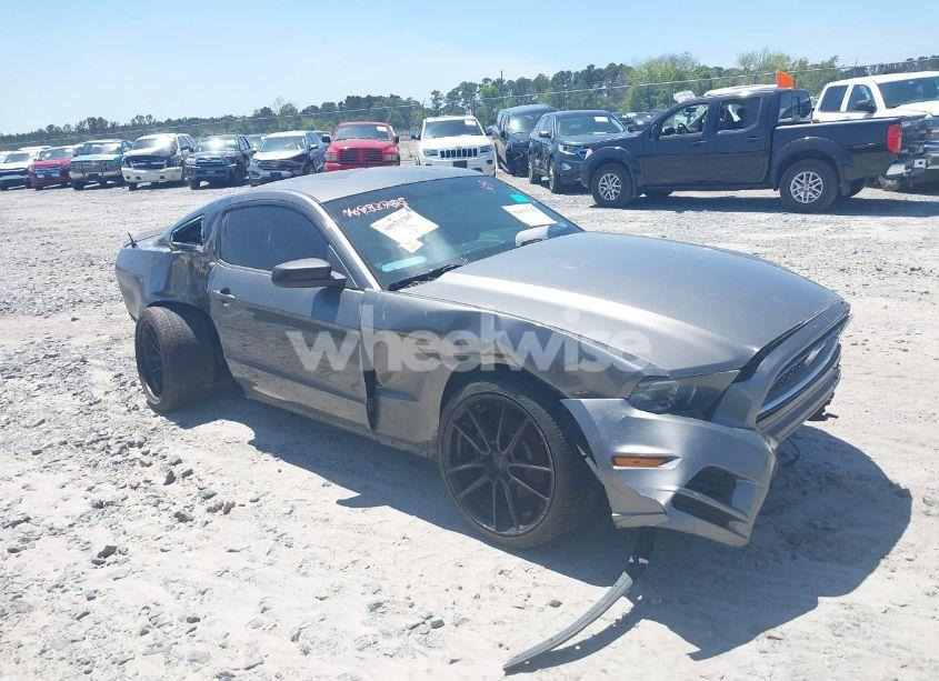 2014 Ford Mustang V6 (VIN 1ZVBP8AM1E5218928) main photo