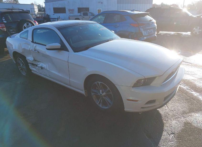 2014 Ford Mustang V6 PREMIUM (VIN 1ZVBP8AM2E5305060) main photo