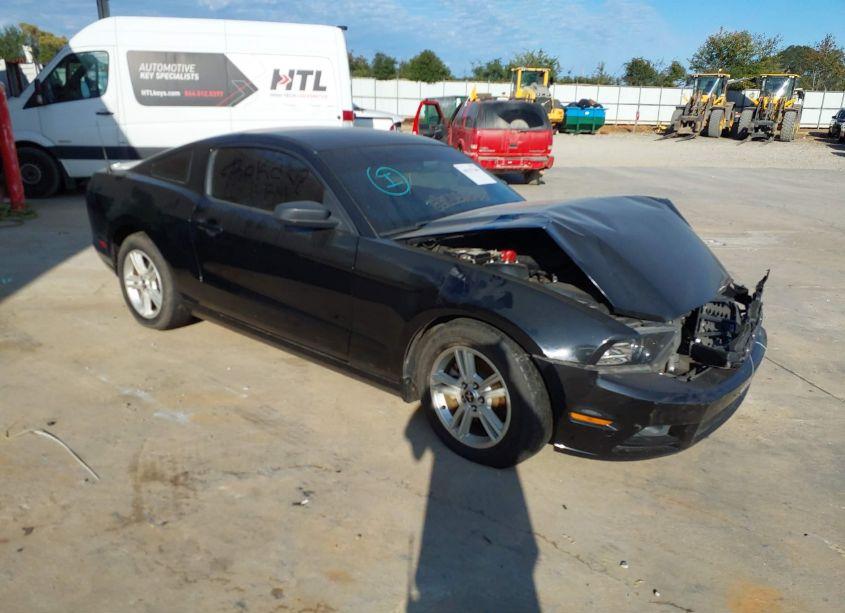2014 Ford Mustang V6 (VIN 1ZVBP8AM2E5334705) main photo