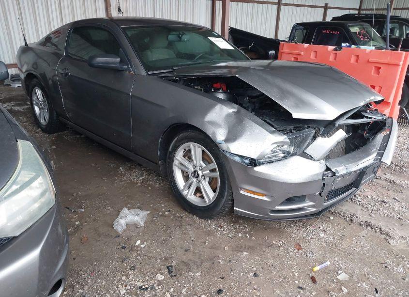 2014 Ford Mustang V6 (VIN 1ZVBP8AM3E5332042) main photo