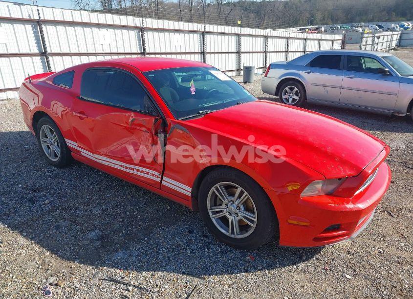 2013 Ford Mustang V6 (VIN 1ZVBP8AM4D5215407) main photo
