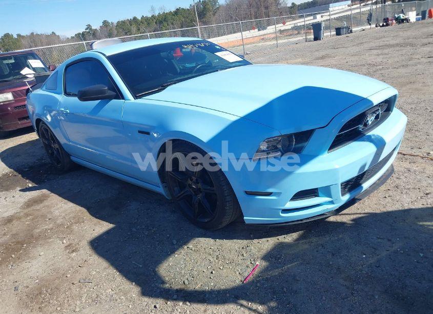 2013 Ford Mustang V6 (VIN 1ZVBP8AM4D5265627) main photo