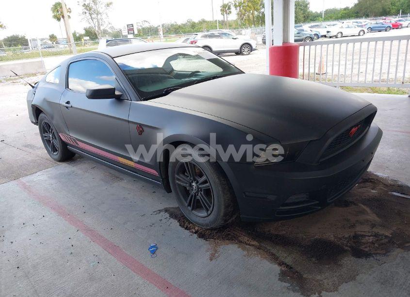 2014 Ford Mustang V6 (VIN 1ZVBP8AM4E5252863) main photo