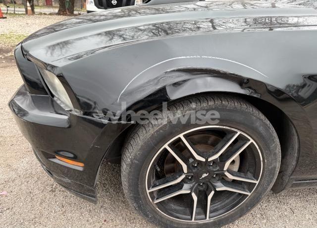 2014 Ford Mustang V6 (VIN 1ZVBP8AM4E5268562) main photo