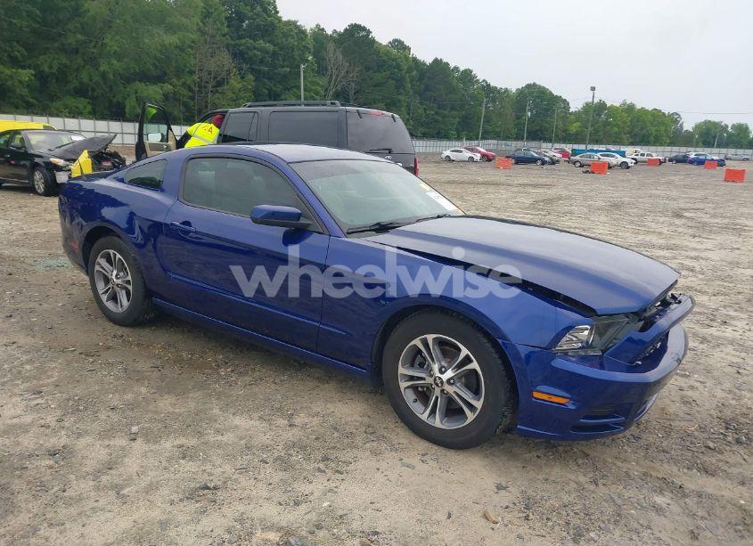 2014 Ford Mustang V6 PREMIUM (VIN 1ZVBP8AM4E5282543) main photo
