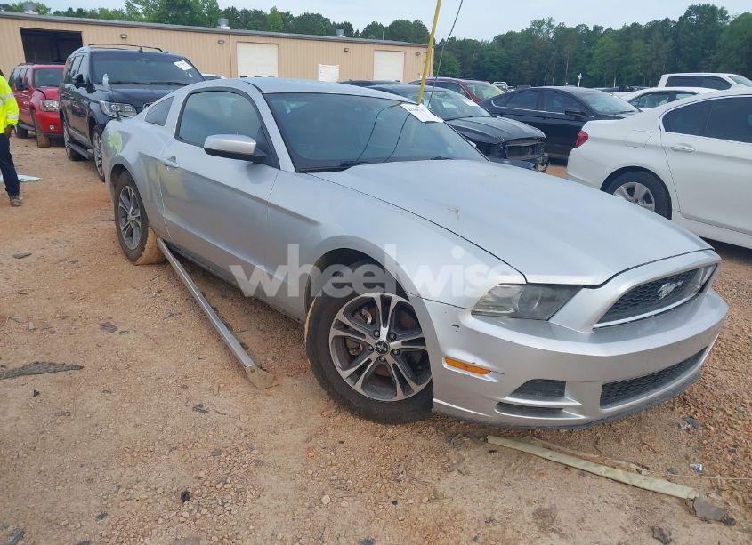 2014 Ford Mustang V6 PREMIUM (VIN 1ZVBP8AM4E5302273) main photo