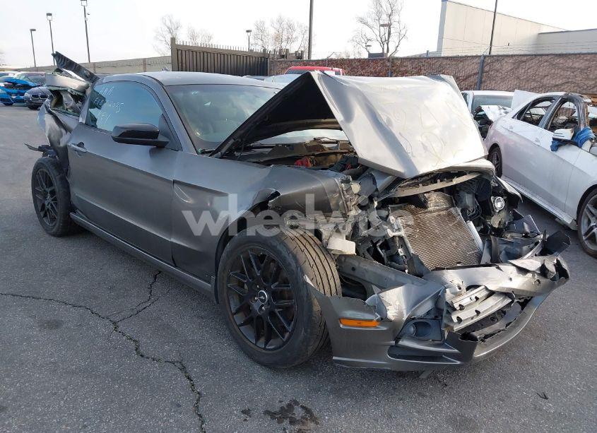 2014 Ford Mustang V6 (VIN 1ZVBP8AM4E5329375) main photo