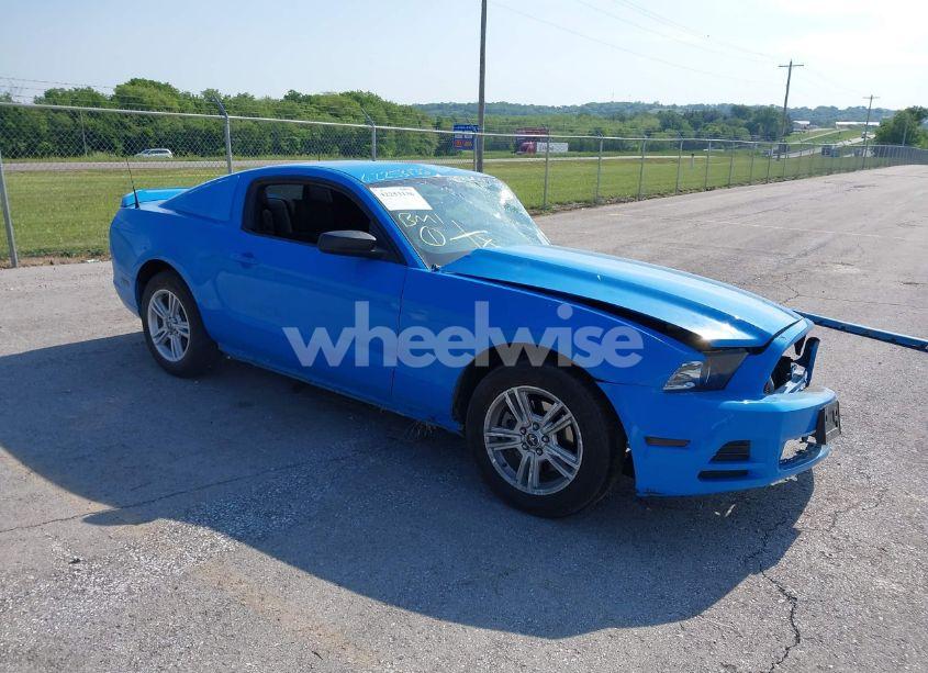 2014 Ford Mustang V6 (VIN 1ZVBP8AM5E5250006) main photo