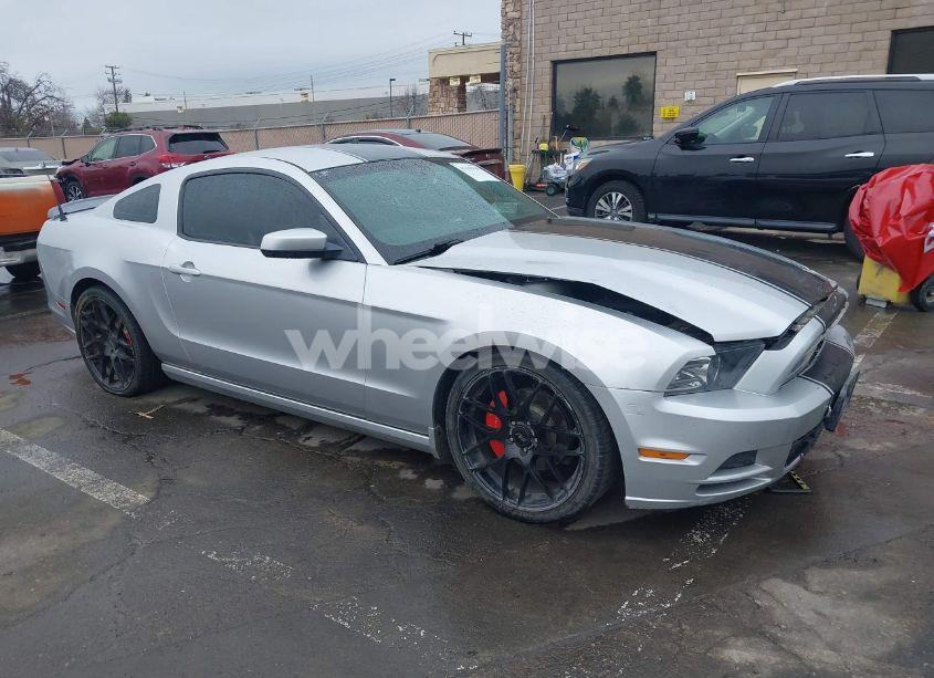 2014 Ford Mustang V6 PREMIUM (VIN 1ZVBP8AM5E5304470) main photo