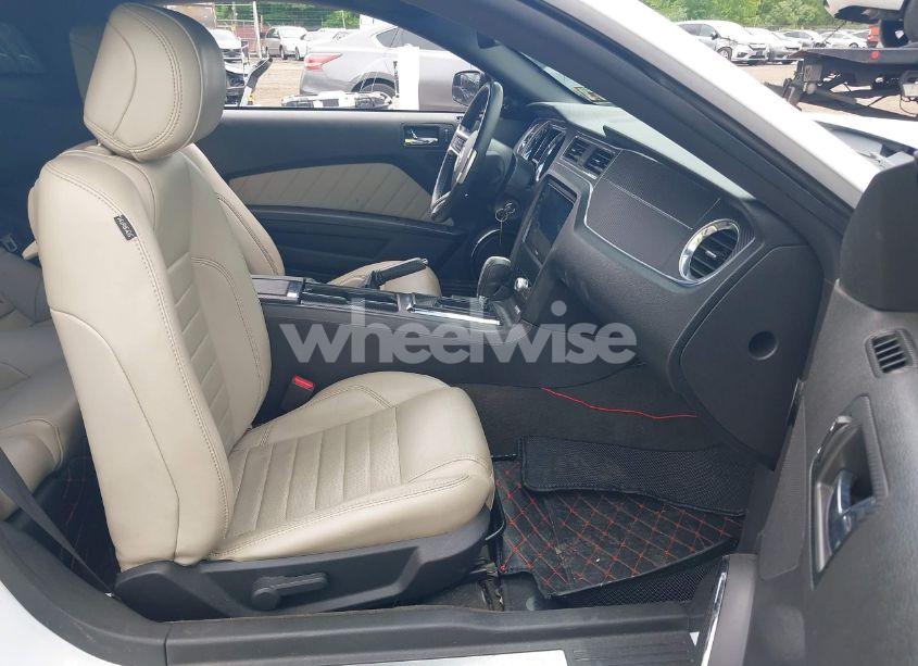 Photo 5 of 2014 Ford Mustang V6 PREMIUM (VIN 1ZVBP8AM6E5290062)