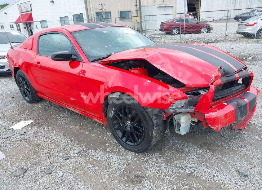 2014 Ford Mustang V6 (VIN 1ZVBP8AM7E5276865) main photo