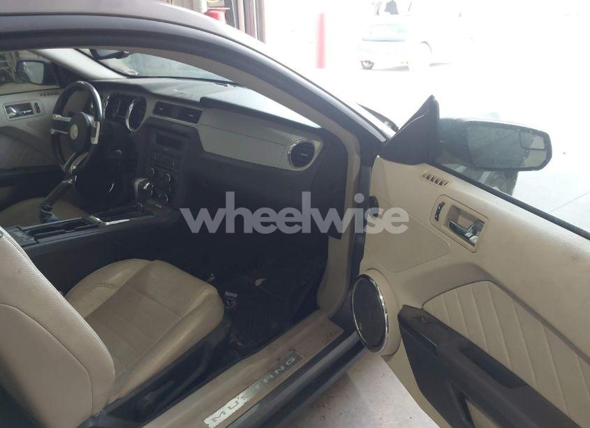 Photo 5 of 2011 Ford Mustang V6 PREMIUM (VIN 1ZVBP8AM9B5111699)