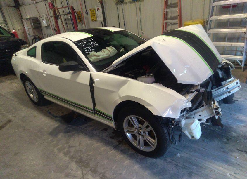 2013 Ford Mustang V6 (VIN 1ZVBP8AM9D5240500) main photo