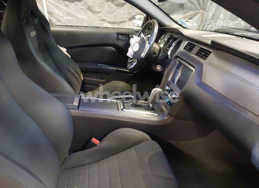 Photo 5 of 2014 Ford Mustang V6 (VIN 1ZVBP8AM9E5323975)