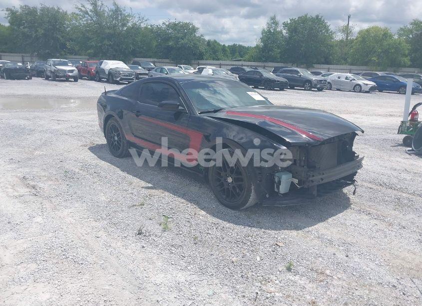 2014 Ford Mustang V6 (VIN 1ZVBP8AM9E5325001) main photo