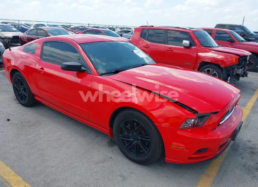 2014 Ford Mustang V6 (VIN 1ZVBP8AMXE5309700) main photo
