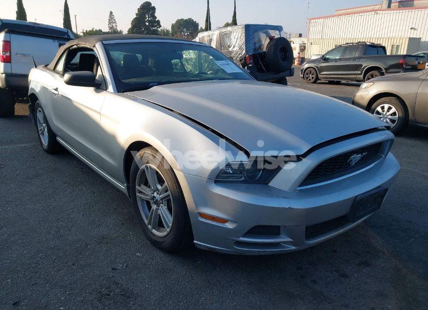 2014 Ford Mustang V6 (VIN 1ZVBP8EM0E5205971) main photo