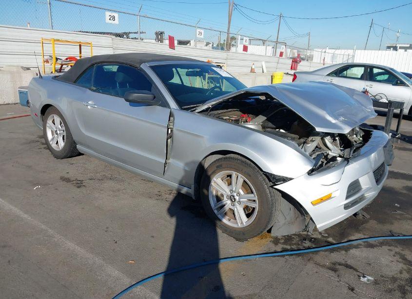 2014 Ford Mustang V6 (VIN 1ZVBP8EM0E5293324) main photo