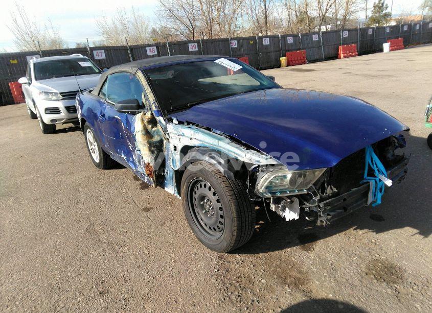2014 Ford Mustang V6 (VIN 1ZVBP8EM0E5306721) main photo