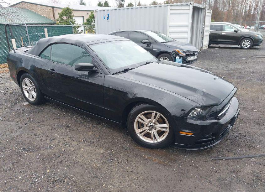 2014 Ford Mustang V6 (VIN 1ZVBP8EM0E5322529) main photo